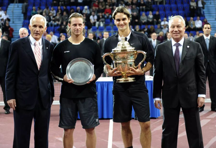 2008 verliert er an den Swiss Indoors im Final gegen Roger Federer.