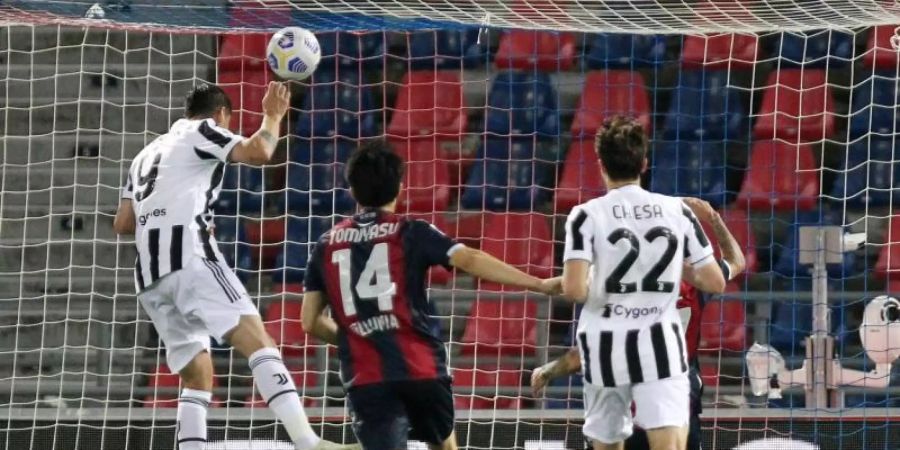 Stürmer Alvaro Morata (l) trifft per Kopf zur 2:0-Führung von Juventus Turin beim FC Bologna. Foto: Michele Nucci/LaPresse via ZUMA Press/dpa