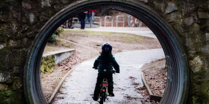 Ein Kind radelt durch einen Tunnel in einem Park in Berlin. (Archivbild). Foto: Dorothée Barth//dpa Ein Kind radelt durch einen Tunnel in einem Park in Berlin. (Archivbild). Foto: Dorothée Barth//dpa