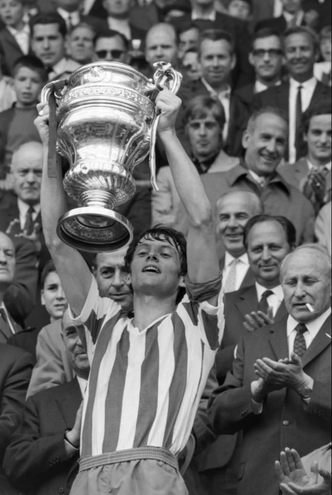 Kurt Grünig stemmt den Cup-Pokal im Jahr 1969 als St.Gallen-Kapitän in die Höhe. Kurt Grünig