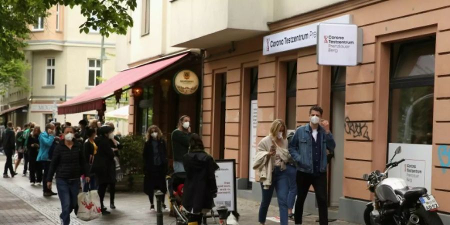 Schlange vor Corona-Testzentrum in Berlin