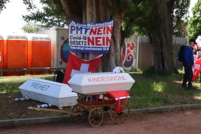 Die Massnahmen-Gegner provozieren. Sarg Coronavirus
