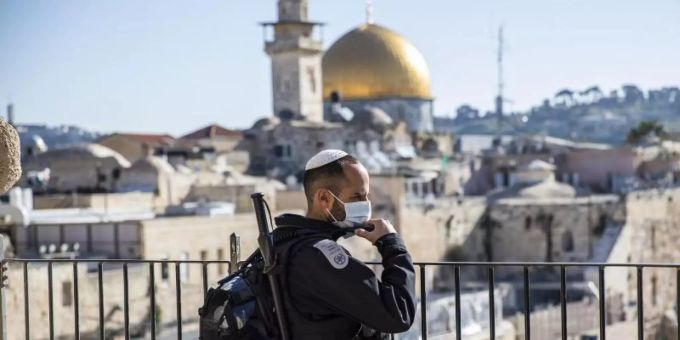 Ein israelischer Polizist mit Mundschutz steht in der Altstadt Wache. Im Hintergrund der Felsendom auf dem Tempelberg. Foto: Ilia Yefimovich/dpa Ein israelischer Polizist mit Mundschutz steht in der Altstadt Wache. Im Hintergrund der Felsendom auf dem Tempelberg. Foto: Ilia Yefimovich/dpa