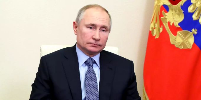 18.02.2021, Russland, Moskau: Wladimir Putin, Präsident von Russland, nimmt in seiner Vorstadtresidenz Nowo-Ogarjowo an einer Sitzung des Sicherheitsrates per Videokonferenz teil. Foto: Mikhail Klimentyev/Pool Sputnik Kremlin/AP/dpa +++ dpa-Bildfunk +++ Russlands Präsident Putin