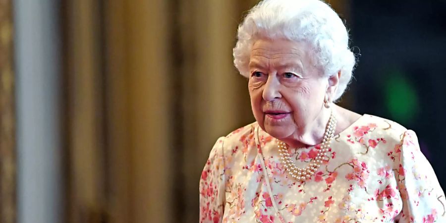 ARCHIV - Königin Elizabeth II. von Grossbritannien besucht eine Ausstellung anlässlich des 200. Geburtstags von Königin Victoria. Foto: Victoria Jones/PA Wire/dpa