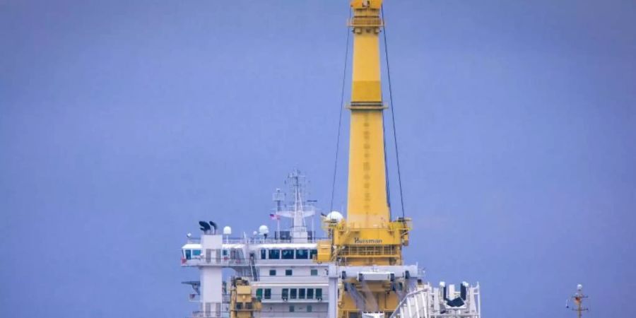 Das russische Rohr-Verlegeschiff «Akademik Tscherski» im Wismarer Seehafen. In der Bundesregierung sorgt der weitgehende Sanktionsverzicht der USA erst einmal für Aufatmen. Foto: Jens Büttner/dpa-Zentralbild/dpa