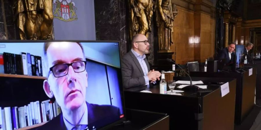 Peter Kropsch (2.v.l), Geschäftsführer der Deutschen Presse-Agentur (dpa), spricht an der Seite von Uwe Hasebrink (l, im Livestream), Direktor am Leibniz-Institut für Medienforschung, bei der Vorstellung der Studie zur Nachrichtenkompetenz Jugendlicher und junger Erwachsener. Foto: Christian Charisius/dpa