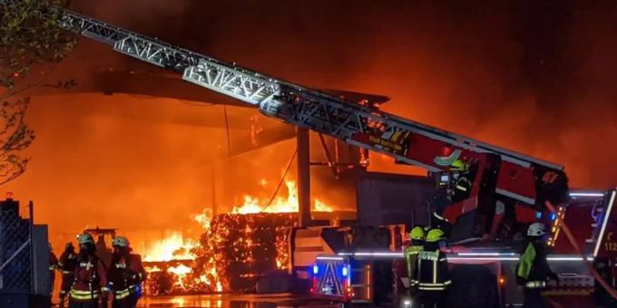 Feuerwehrleute im Kampf gegen die Flammen. Foto: Zahn/vifogra/dpa Feuerwehrleute im Kampf gegen die Flammen. Foto: Zahn/vifogra/dpa