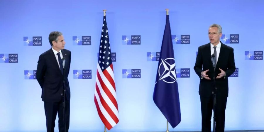 Blinken (l.) mit Nato-Generalsekretär Stoltenberg