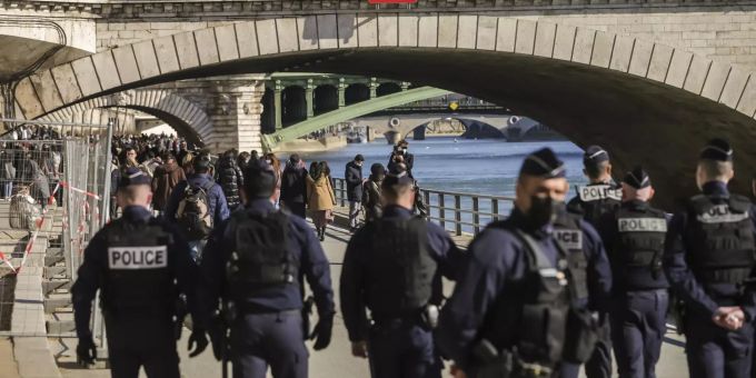 Die Polizei fand die Leiche der 14-Jährigen im Fluss. Police disperse gatherings on the banks of the Seine in Paris