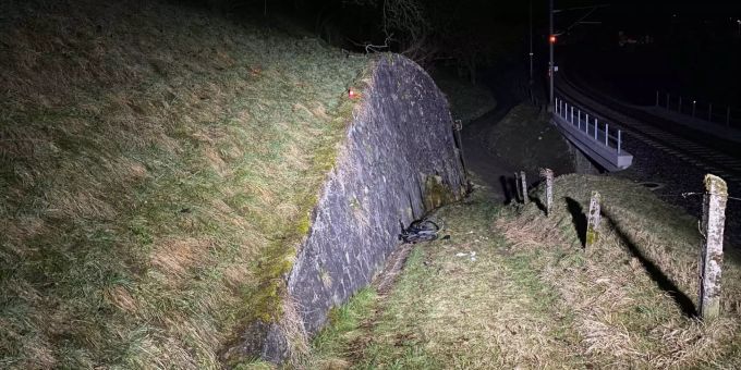 Über diese Mauer stürzte der 19-Jährige. E-Bike Unfall