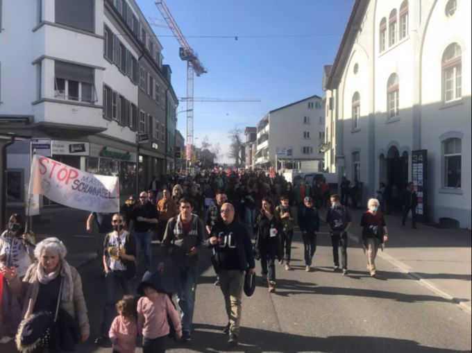 Rund 1500 Menschen demonstrieren in Wohlen gegen die Massnahmen zur Bekämpfung des Coronavirus. Coronavirus Massnahmen Demonstration