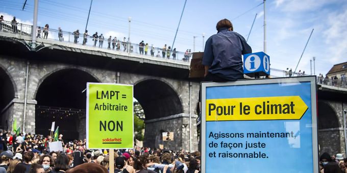 Lausanne - 1000 bis 2000 demonstrieren in Lausanne gegen Anti-Terror-Gesetz