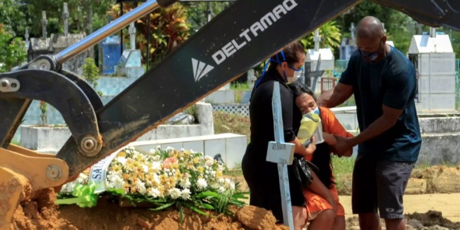 Trauernde auf einem Friedhof in Manaus