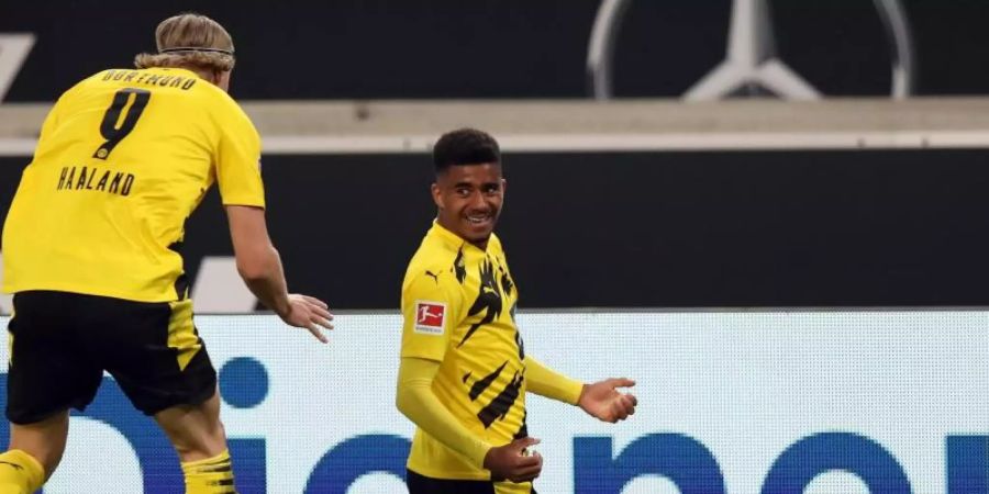 Ansgar Knauff (r) möchte sich bei den BVB-Profis durchsetzen. Foto: Tom Weller/dpa