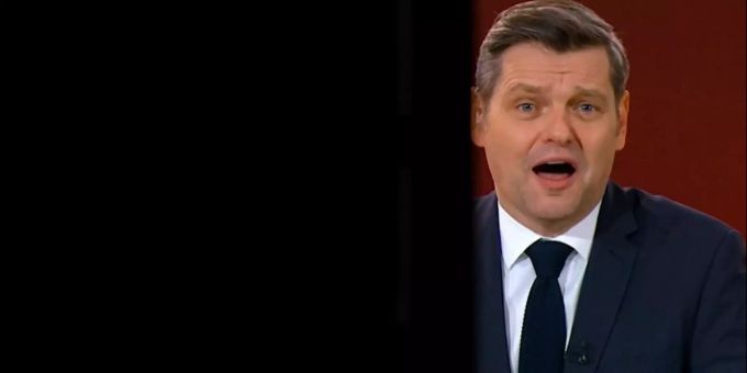 «Gredig indirekt» - «10vor10»-Moderator lacht über Kamera-Panne im TV