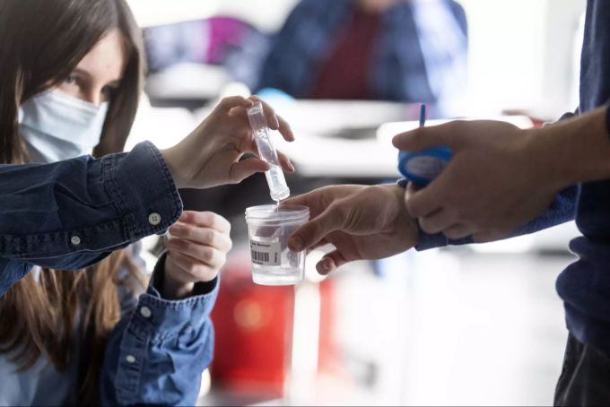 Die Spuck-Probe einer Zuger Schülerin wird in den Klassenpool geleert. So bleibt sie anonym, bis ein Einzeltest auf das Coronavirus durchgeführt werden muss. massentest zug