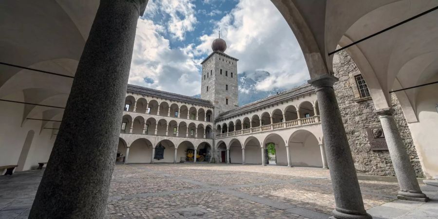 Das Stockalperschloss und dessen Innenhof in Brig-Glis.