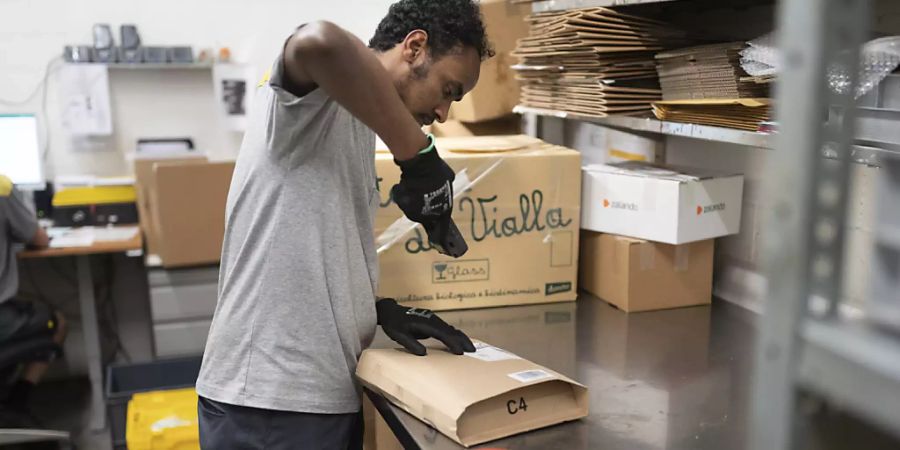 Der Eritreer Henok absolviert eine Integrationsvorlehre bei der Post. Das Programm wird nun verlängert und erweitert. (Archivbild)