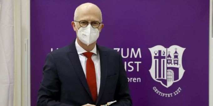 Peter Tschentscher bei einem Termin in einem Impfzentrum Peter Tschentscher bei einem Termin in einem Impfzentrum