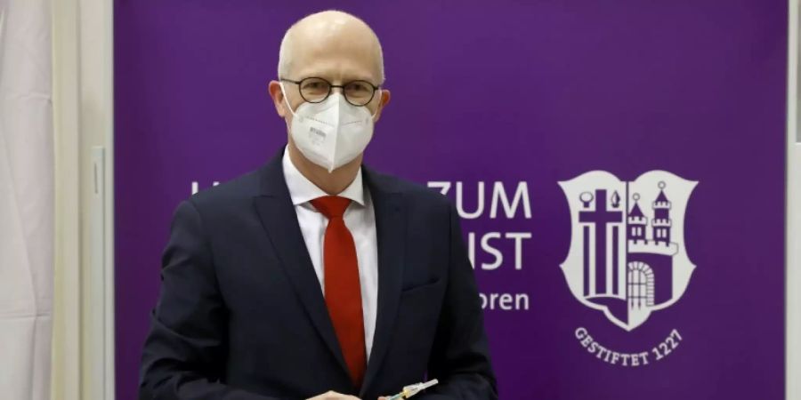 Peter Tschentscher bei einem Termin in einem Impfzentrum