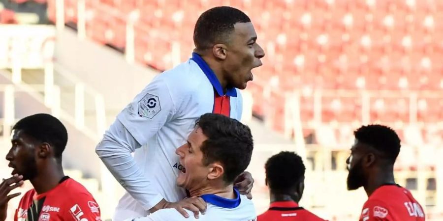 Top-Star Kylian Mbappe (oben) feiert mit seinem Teamkollegen Ander Herrera sein Tor zur zwischenzeitlichen 2:0-Führung. Foto: Philippe Desmazes/AFP/dpa