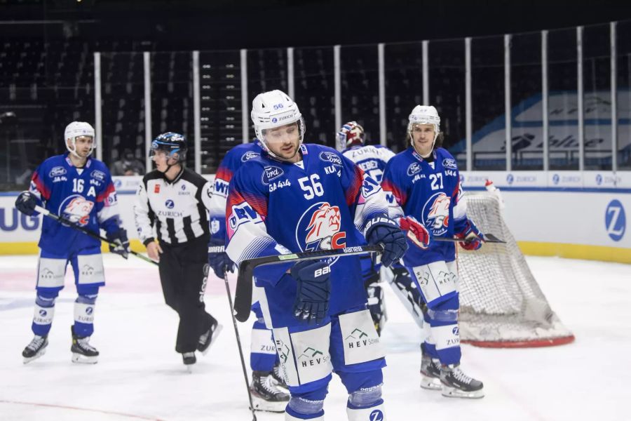 Die Spieler der ZSC Lions ziehen gegen den SCB den Kürzeren.