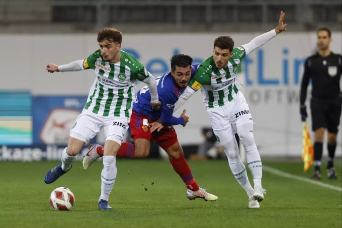 Matias Palacios (FC Basel) gegen Leonidas Stergiou (re.) und Betim Fazliji (FC St.Gallen). FC Basel FC St.Gallen