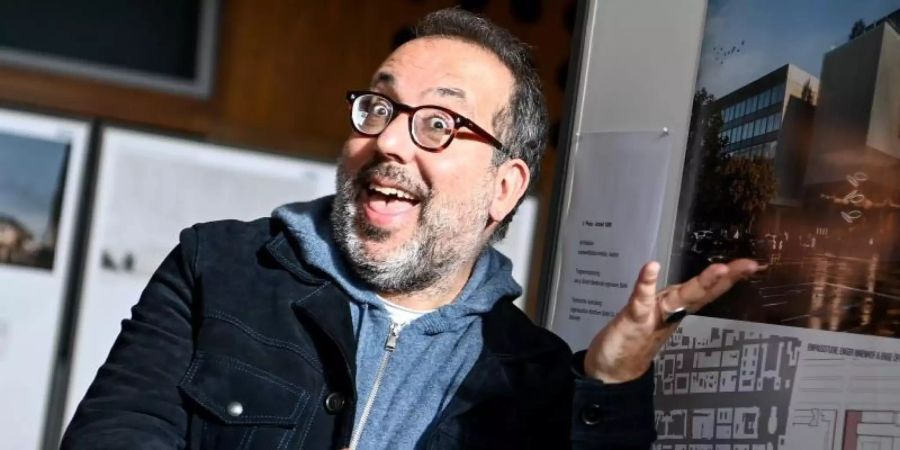 Barrie Kosky, Intendant der Komischen Oper in Berlin, schwört auf Hühnersuppe. Foto: Britta Pedersen/dpa-Zentralbild/dpa