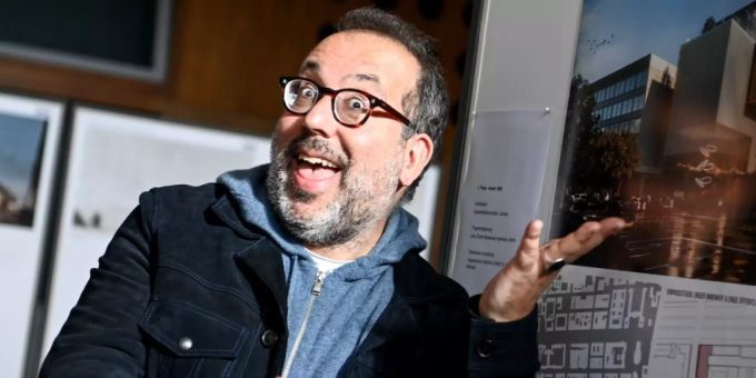 ARCHIV - Barrie Kosky, Intendant der Komischen Oper Berlin, schwört auf Hühnersuppe. Foto: Britta Pedersen/dpa-Zentralbild/dpa ARCHIV - Barrie Kosky, Intendant der Komischen Oper Berlin, schwört auf Hühnersuppe. Foto: Britta Pedersen/dpa-Zentralbild/dpa