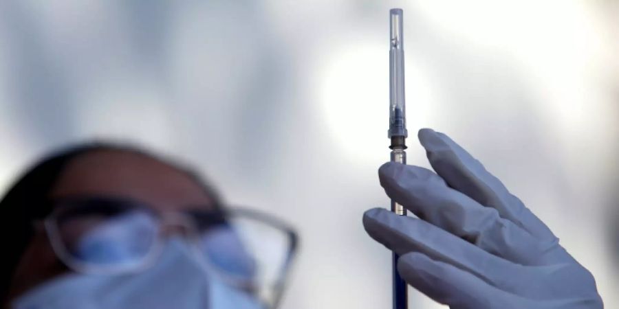 Vorbereitung einer Impfung mit Astrazeneca