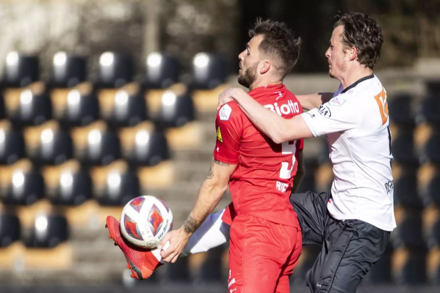 Roman Buess (l.) wird von Leon Bergsma dicht bedrängt.