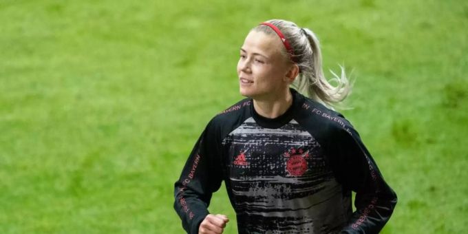 Hat für Bayern München das Tor zum 2:1-Sieg gegen Chelsea erzielt: Hanna Glas beim Aufwärmen. Foto: Matthias Balk/dpa Hat für Bayern München das Tor zum 2:1-Sieg gegen Chelsea erzielt: Hanna Glas beim Aufwärmen. Foto: Matthias Balk/dpa