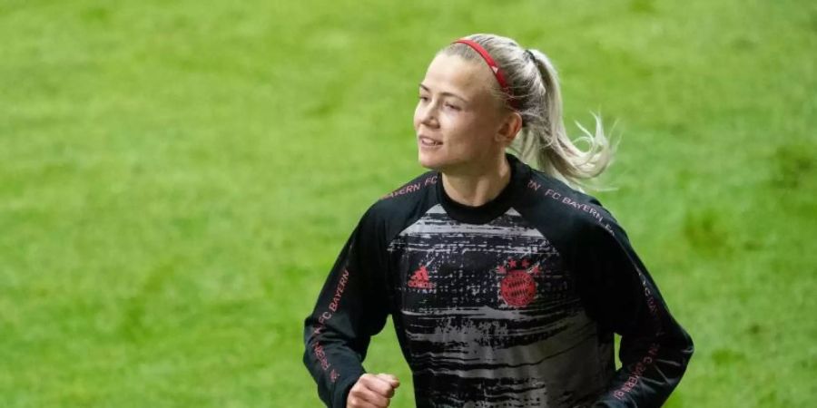 Hat für Bayern München das Tor zum 2:1-Sieg gegen Chelsea erzielt: Hanna Glas beim Aufwärmen. Foto: Matthias Balk/dpa