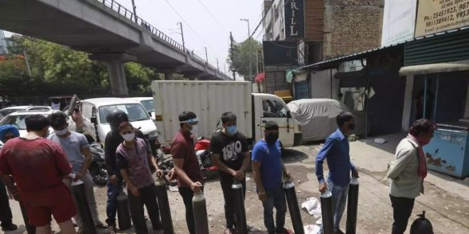 Menschen stehen in Neu-Delhi Schlange, um Sauerstoffflaschen aufzufüllen. Foto: Uncredited/AP/dpa Menschen stehen in Neu-Delhi Schlange, um Sauerstoffflaschen aufzufüllen. Foto: Uncredited/AP/dpa
