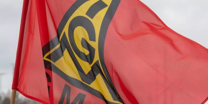 Die IG Metall fordert ein «tarifliches Angleichungsgeld». Foto: Hendrik Schmidt/dpa Die IG Metall fordert ein «tarifliches Angleichungsgeld». Foto: Hendrik Schmidt/dpa