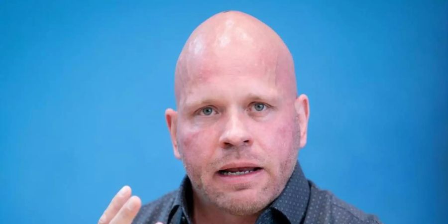 Intensivpfleger Ricardo Lange spricht über seine Arbeot während der Corona-Pandemie. Foto: Kay Nietfeld/dpa