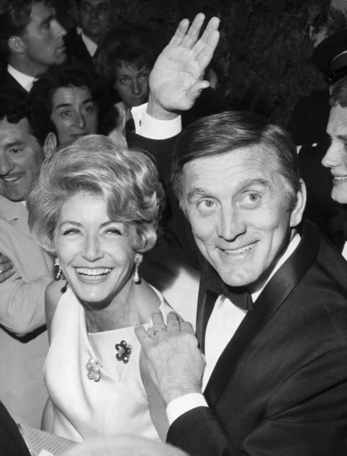 Der Filmschauspieler Kirk Douglas (103†) und seine Frau Anne Buydens (102†), aufgenommen während den Internationalen Filmfestspielen in Cannes am 6. Mai 1966. Kirk Douglas Anne Buydens