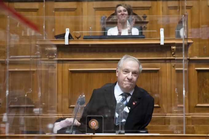 Am Mittwoch konnte Mitte-Nationalrat Christian Lohr zum ersten Mal vom «echten» Rednerpult im Parlament sprechen. Christian Lohr Parlament