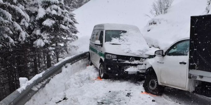 In Davos Monstein ist es zu einer Frontalkollision zweier Lieferwagen gekommen.