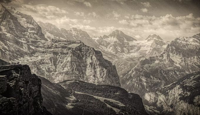 Ein Blick neben der Jungfrau vorbei in die Alpen Berge