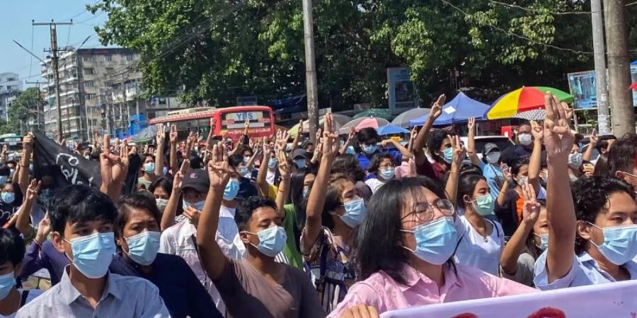 Trotz aller Repressionen hält der Widerstand in Myanmar gegen die Militärregierung an. Foto: Santosh Krl/SOPA Images via ZUMA Wire/dpa