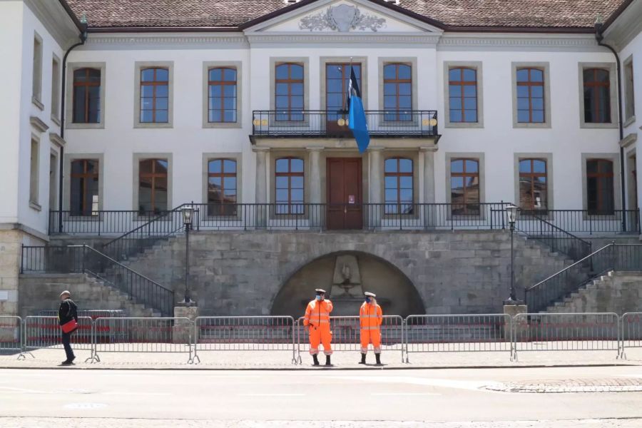 Das Regierungsgebäude wurde vorsorglich abgeriegelt und wird bewacht.