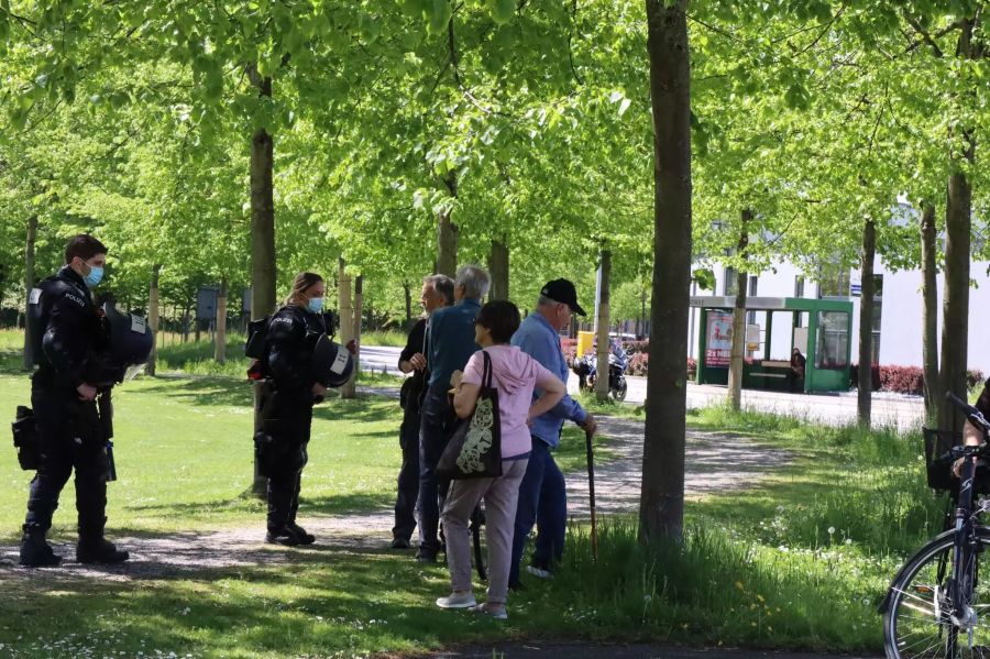 Die Kantonspolizei Aargau schickt Personen beim Telliring in Aarau weg.