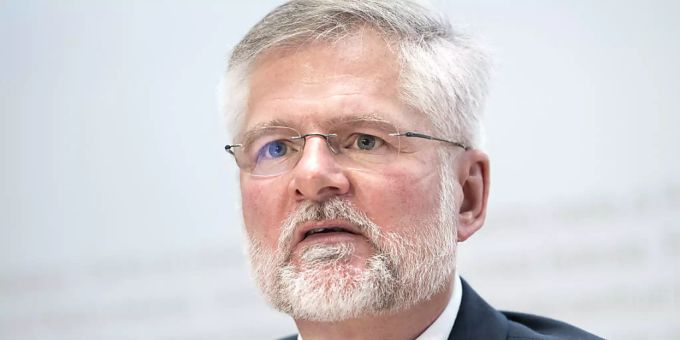 Rudolf Hauri ist der Kantonsarzt von Zug und Präsident der Kantonsärzte-Vereinigung. hause spucktest coronavirus