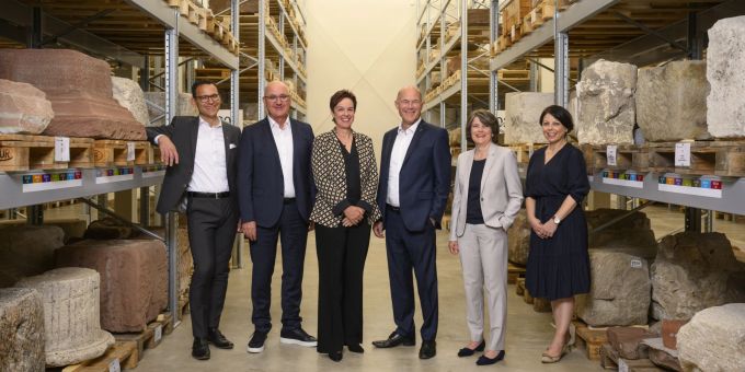 Bildlegende (v.l.n.r.): Regierungsrat Thomi Jourdan, Regierungsrat Isaac Reber, Regierungspräsidentin Monica Gschwind, Regierungsrat Dr. Anton Lauber, Regierungsrätin Kathrin Schweizer, Landschreiberin Elisabeth Heer Dietrich. Regierungsfoto 2023/2024