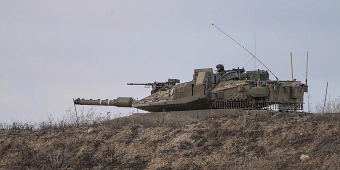 Ein israelischer Panzer steht an der Grenze zwischen Israel und dem Gazastreifen. (Archivbild) (Foto: Tsafrir Abayov/AP/dpa israelischer Panzer