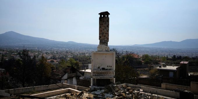 Ein abgebranntes Haus auf dem Berg Parnitha. athen