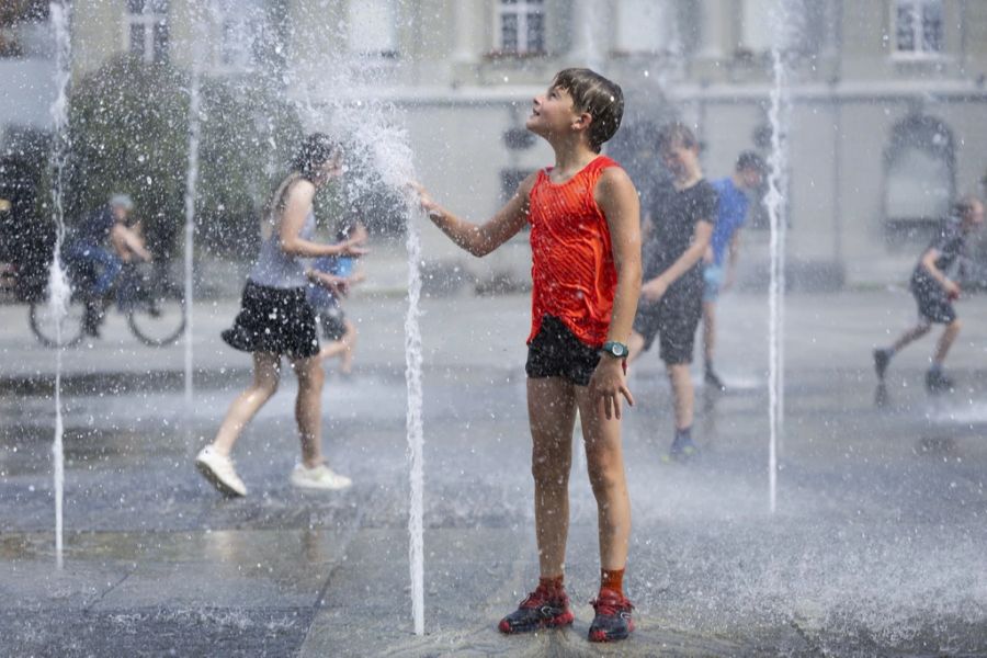 Heute geht die Hitzewelle zu Ende, ab morgen sinken die Temperaturen. (Symbolbild)