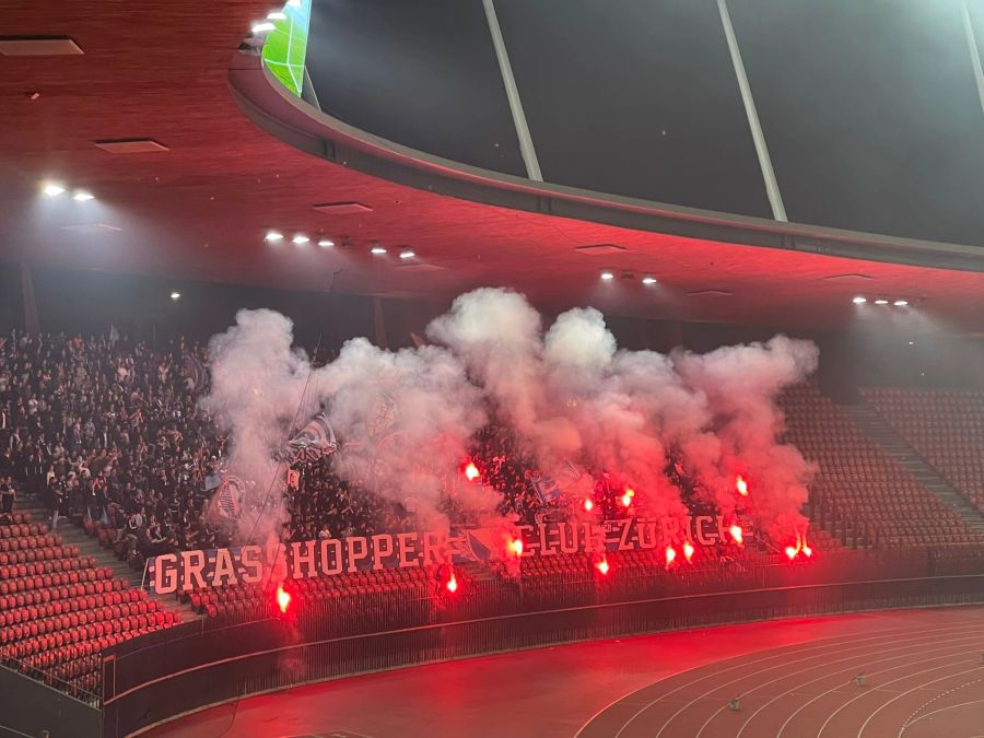 Die Hoppers-Fans tragen ihren Teil zu den Rauchschwaden-Problemen im Derby bei.